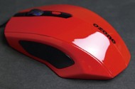 全てのプレイヤーにフィットするデザインだけでなく、プレイ中しっかりとしたグリップ力を保つためにラバーパッドを両サイドに装備。