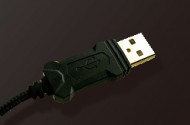 約1.8mの縺れが起きないブレードケーブルを採用し、強度と耐久性能を高めました。 PCに接続するUSBコネクタ部分は金メッキ加工され安定したポートレートでプレイが出来ます。